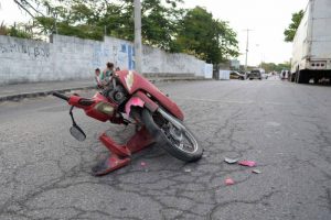 Lee más sobre el artículo Joven es video grabado golpeando a una mujer  y se la lleva en moto