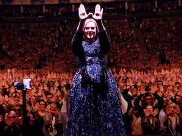 En este momento estás viendo Adele ofreció concierto y asistió Hillary Clinton