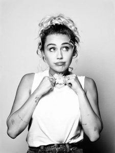 Lee más sobre el artículo Miley Cyrus habló sobre su sexualidad