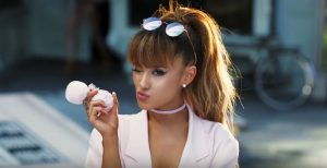 Lee más sobre el artículo Ariana Grande promociona su fragancia Sweet Like Candy