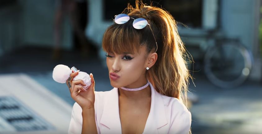 En este momento estás viendo Ariana Grande promociona su fragancia Sweet Like Candy