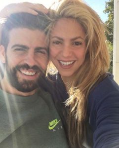 Lee más sobre el artículo Piqué y Shakira fueron perseguidos por una periodista en el aeropuerto en España