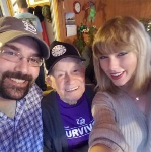 Lee más sobre el artículo Taylor Swift dio mini concierto a fan de 96 años