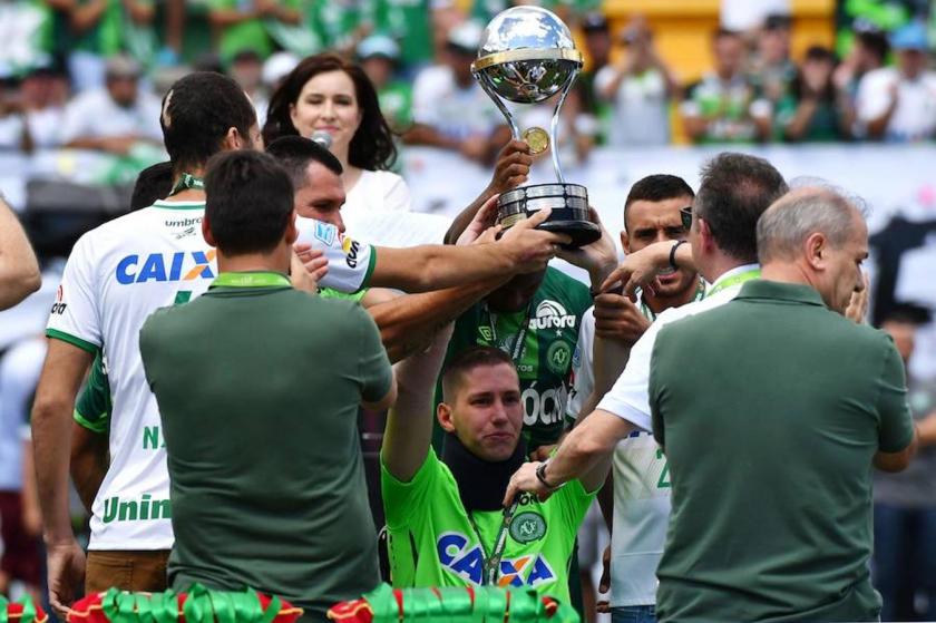 En este momento estás viendo Los jugadores sobrevivientes del Chapecoense recibieron la Copa Sudamerica