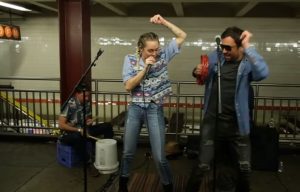 Lee más sobre el artículo Miley Cyrus canta en metro de Nueva York