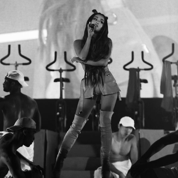 En este momento estás viendo Ariana Grande sufrió una caída durante su concierto en Chile
