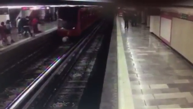 En este momento estás viendo Hombre salta a las vías del metro