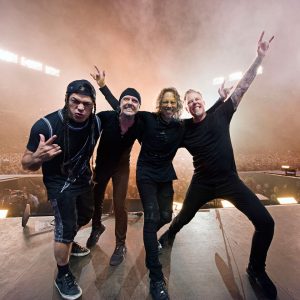 Lee más sobre el artículo El  vocalista de Metallica sufrió caída en el escenario