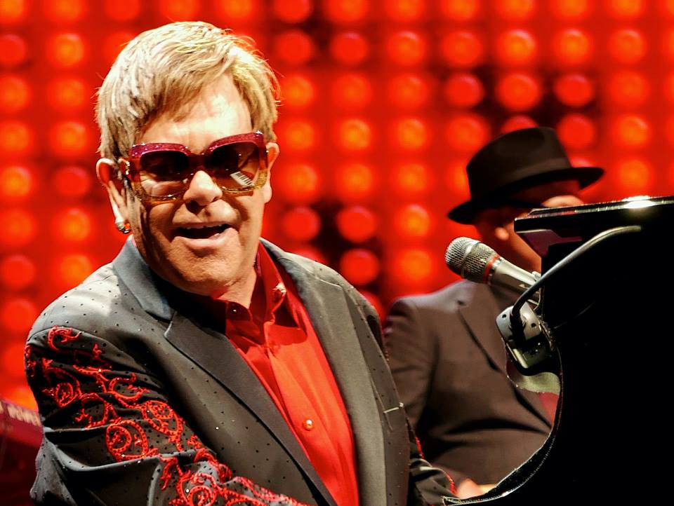 En este momento estás viendo Harvard premiará a Elton John por su trabajo en  la lucha contra el SIDA