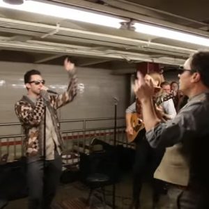 Lee más sobre el artículo Maroon 5 canta en el metro de  Nueva York