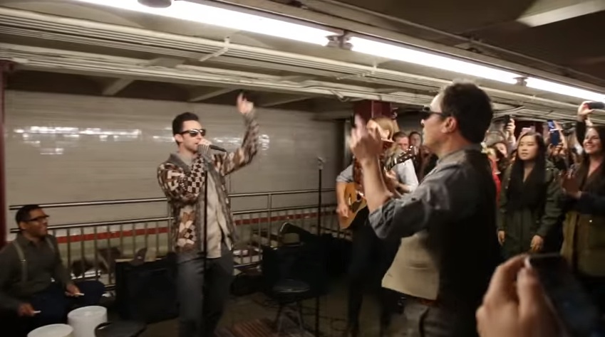 En este momento estás viendo Maroon 5 canta en el metro de  Nueva York