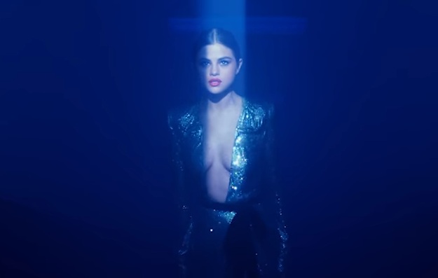 En este momento estás viendo Selena Gomez estrenó el video de “Wolves” junto a Marshmello