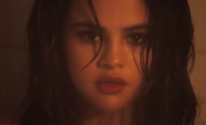 En este momento estás viendo Selena Gomez da un primer adelanto de su nuevo video “Wolves”
