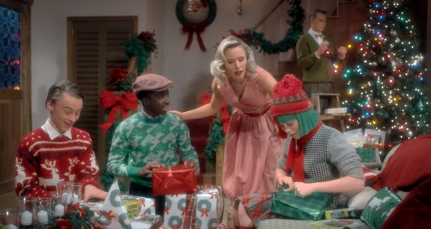 En este momento estás viendo Sia estrenó el video de su nuevo sencillo navideño “Santa’s Coming For Us”