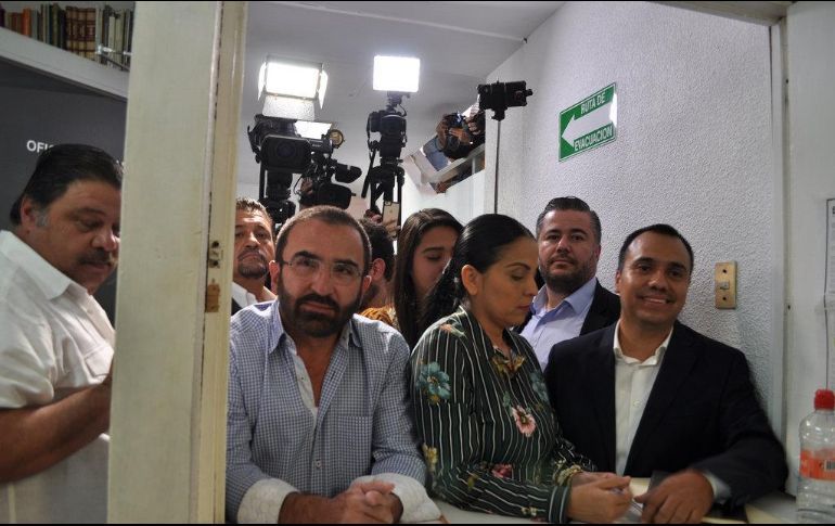 En este momento estás viendo Vicente Fernández Jr. se registra como candidato a gobernador  de Jalisco