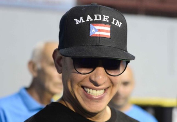 En este momento estás viendo Daddy Yankee entregó kits para arreglar casas en Puerto Rico