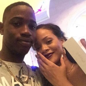 Lee más sobre el artículo Rihanna dedica mensaje a su primo que fue asesinado en Barbados