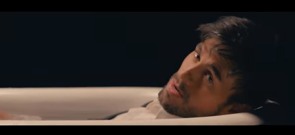En este momento estás viendo Enrique Iglesias estrena su nuevo tema “El Baño” junto a Bad Bunny