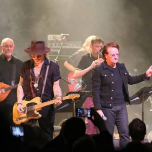 Lee más sobre el artículo Bono y Johnny Depp hacen homenaje a Dolores O’Riordan