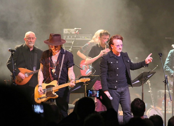 En este momento estás viendo Bono y Johnny Depp hacen homenaje a Dolores O’Riordan