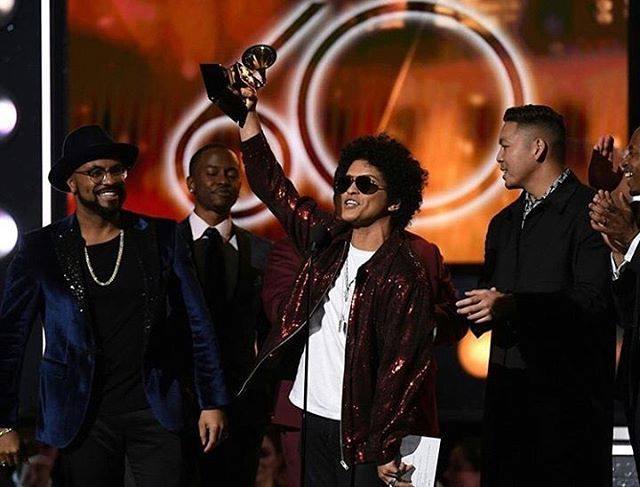 En este momento estás viendo Bruno Mars triunfa en los Grammy
