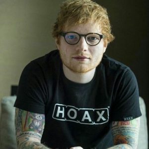Lee más sobre el artículo Ed Sheeran anunció que se comprometió con su novia
