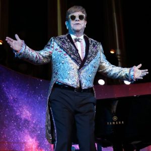 Lee más sobre el artículo Elton John agrega 12 conciertos a su gira de despedida