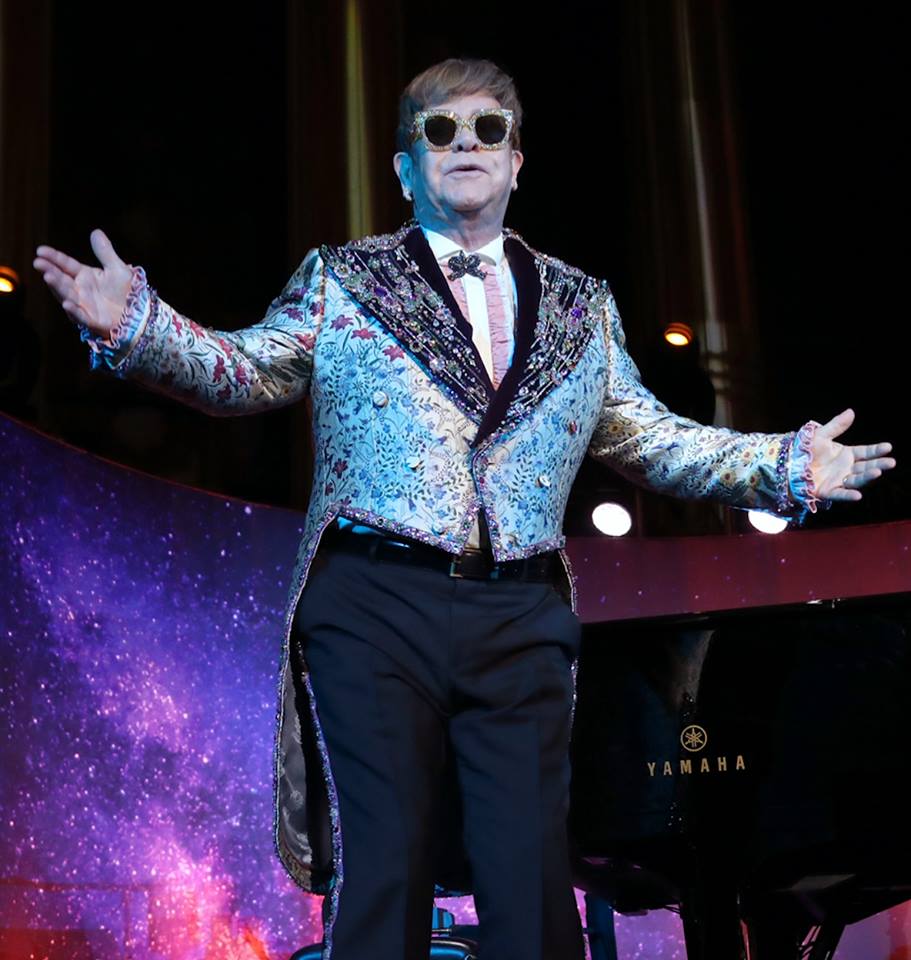 En este momento estás viendo Elton John agrega 12 conciertos a su gira de despedida