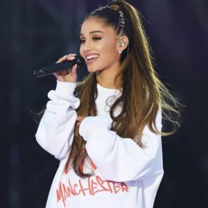 Lee más sobre el artículo Ariana Grande dedica mensaje por aniversario del atentado en Manchester