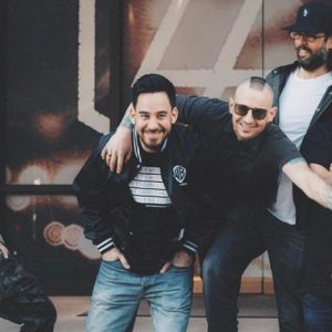Lee más sobre el artículo Linkin Park rinde homenaje a Chester Bennington en el primer aniversario de su muerte