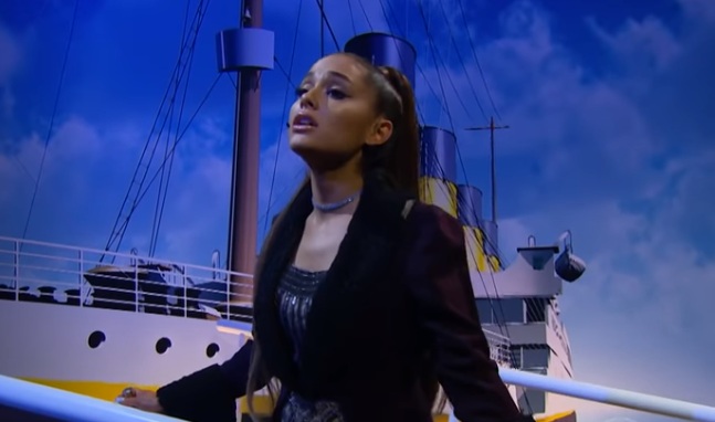 En este momento estás viendo Ariana Grande recrea escenas de “Titanic”