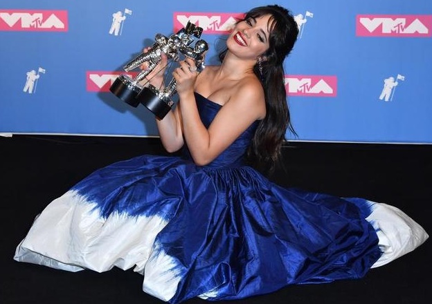 En este momento estás viendo Camila Cabello triunfa en los MTV Video Music Awards