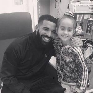 Lee más sobre el artículo Drake visitó a una niña hospitalizada en Chicago