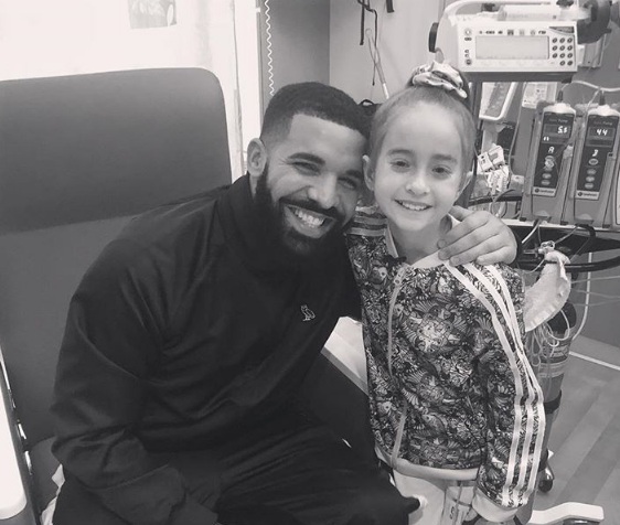 En este momento estás viendo Drake visitó a una niña hospitalizada en Chicago