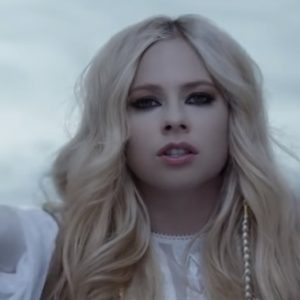 Lee más sobre el artículo Avril Lavigne estrenó el video de “Head Above Water”