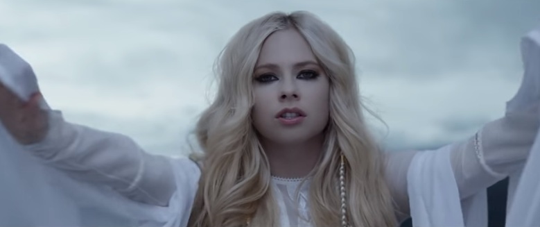 En este momento estás viendo Avril Lavigne estrenó el video de “Head Above Water”