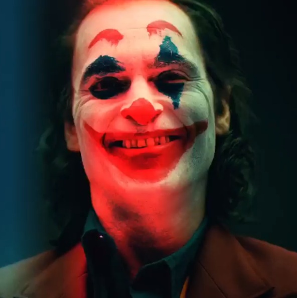 En este momento estás viendo Warner Bros publica primer vistazo de Joaquin Phoenix como “The Joker”