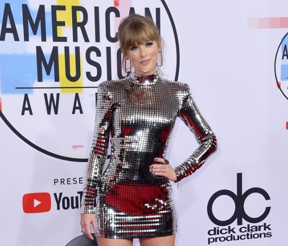 En este momento estás viendo Taylor Swift triunfa en los American Music Awards