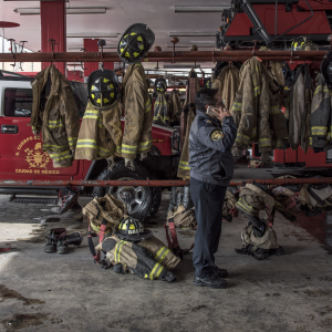 Lee más sobre el artículo Amigos y familiares se adueñan de las plazas de bomberos despedidos