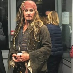 Lee más sobre el artículo Johnny Depp visita hospital de Paris vestido de Jack Sparrow