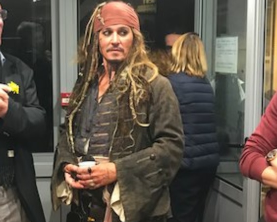 En este momento estás viendo Johnny Depp visita hospital de Paris vestido de Jack Sparrow