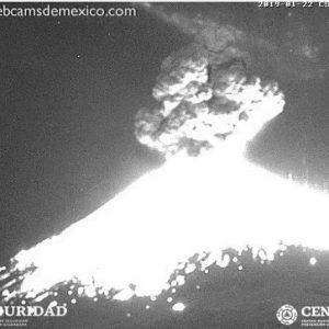 Lee más sobre el artículo El volcán Popocatépetl lanza erupción con fragmentos incandescentes