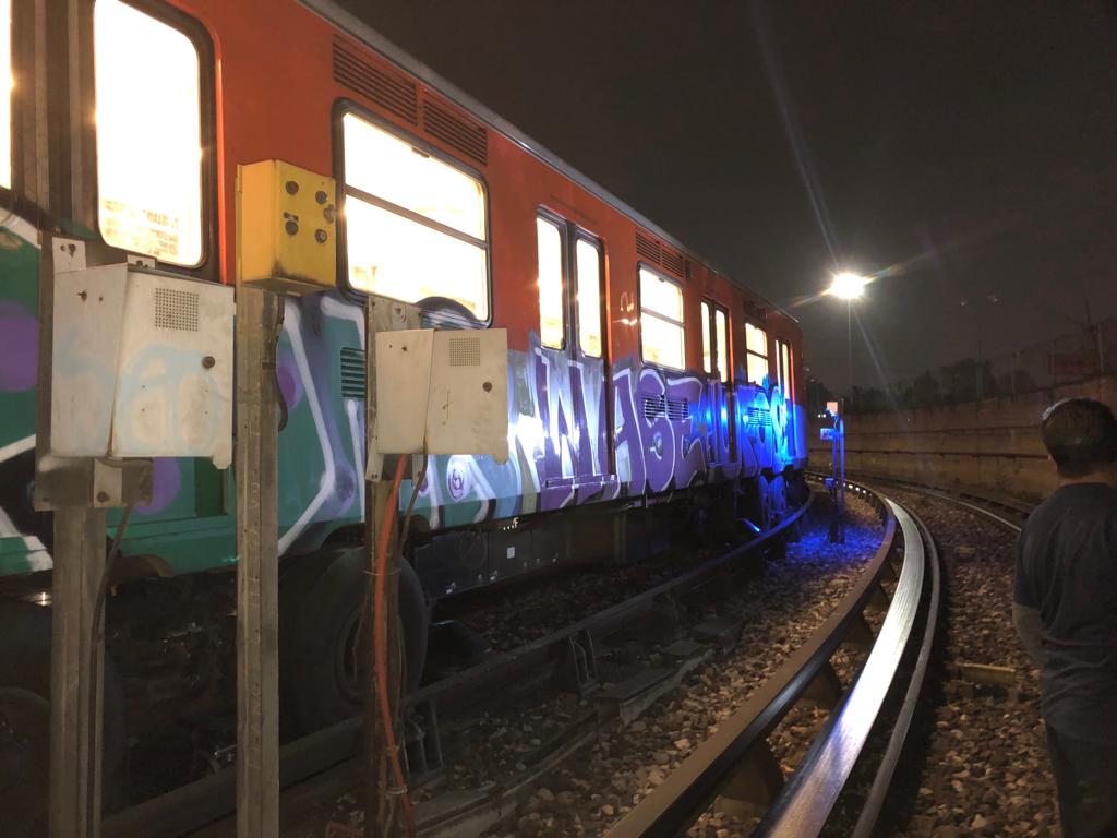 En este momento estás viendo Grafitean vagón de la Línea 2 del Metro