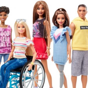 Lee más sobre el artículo Barbie lanza muñecas con silla de ruedas y prótesis