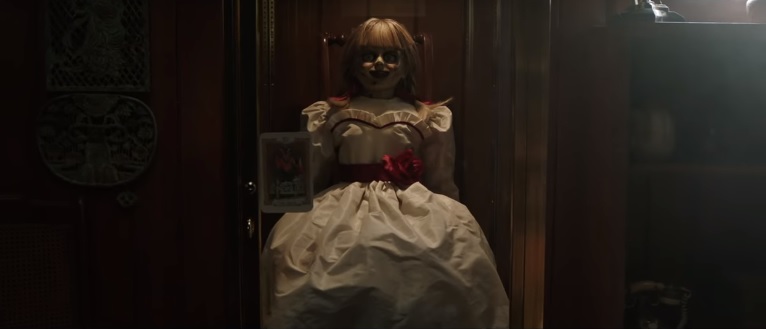 En este momento estás viendo Warner Bros lanza nuevo trailer de “Annabelle 3: Viene a Casa”