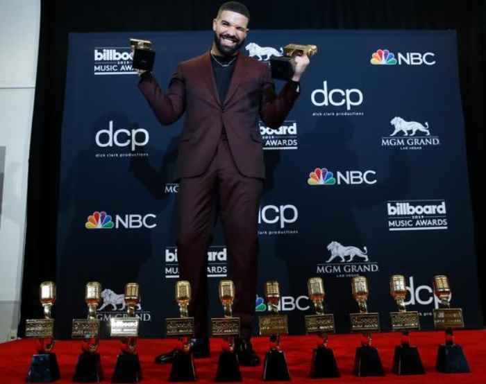 En este momento estás viendo Drake triunfa en los Billboard Music Awards