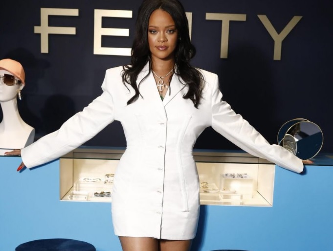 En este momento estás viendo Rihanna lanza su marca de moda Fenty en París