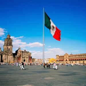 Lee más sobre el artículo Contra viento y lluvia, civiles y militares se unen por la bandera de México 