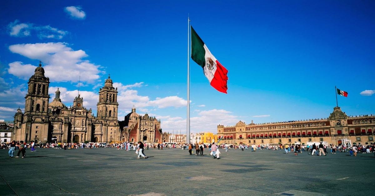 En este momento estás viendo Contra viento y lluvia, civiles y militares se unen por la bandera de México 
