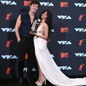 Lee más sobre el artículo Shawn Mendes y Camila Cabello ganan premio por “Señorita” en los MTV Video Music Awards